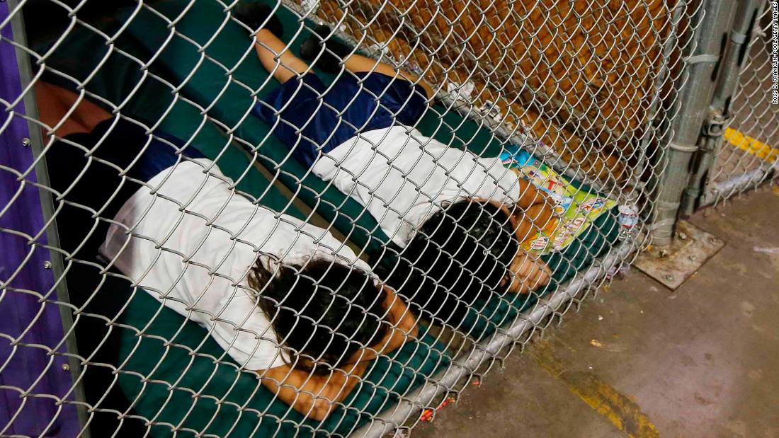 The number of migrant children in federal custody increases to almost a thousand in one day