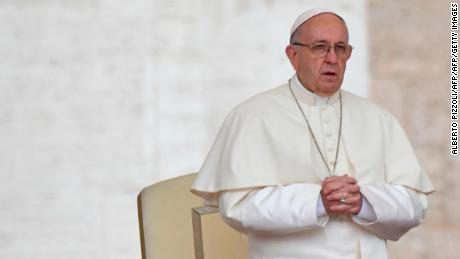 Pope Francis prays during a weekly general audience in St Peter&#39;s square on May 23, 2018 in Vatican. (Photo by Alberto PIZZOLI / AFP)        (Photo credit should read ALBERTO PIZZOLI/AFP/Getty Images)