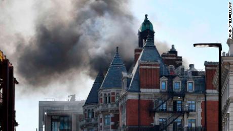 Un Edificio Del Centro De Londres Se Incendia Cnn Video