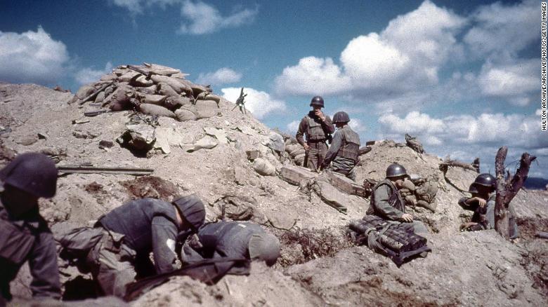 1952: US soldiers dig in to a hill in Korea during the Korean war 