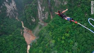 China estrena la plataforma más alta del mundo para salto bungee ...