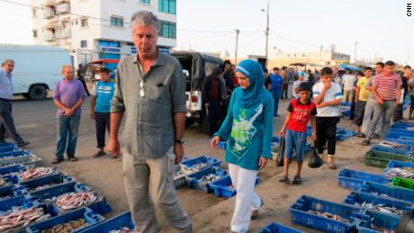 Anthony Bourdain kävelee Gaza Cityn kalamarkkinoilla.