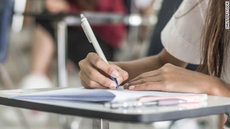 Результаты тестов учащихся резко упали по математике и чтению после пандемии, показала новая оценка