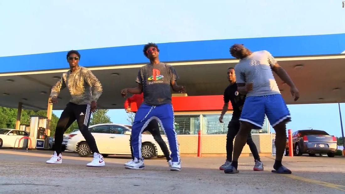 Este video de jóvenes bailando en una estación de servicio se ha vuelto ...