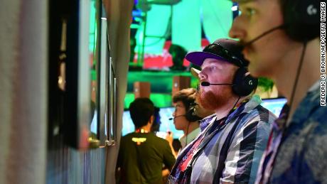 gamers play quot fortnite quot on ps4 consoles at e3 2018 in los angeles - kovacs fortnite ps4