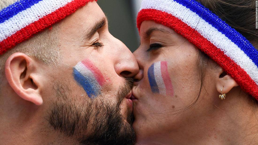 Fans of France share a kiss before the team&#39;s opening match with Australia on June 16.