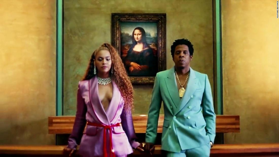 Beyoncé e Jay-Z parados de frente ao quadro da Monalisa