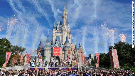 Walt Disney World closes, paralyzing the company&#39;s tourism empire