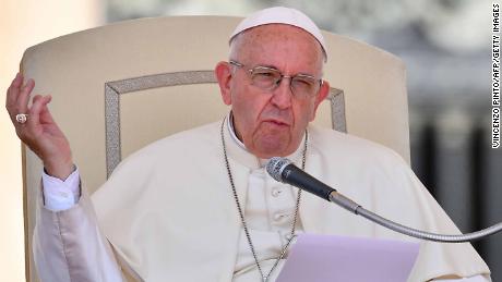 Sex abuse scandal sends Pope&#39;s approval among US Catholics to new lows