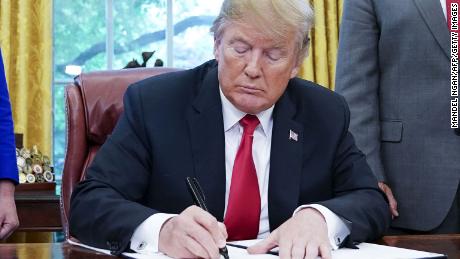 Trump reverses course, signs order to keep families together