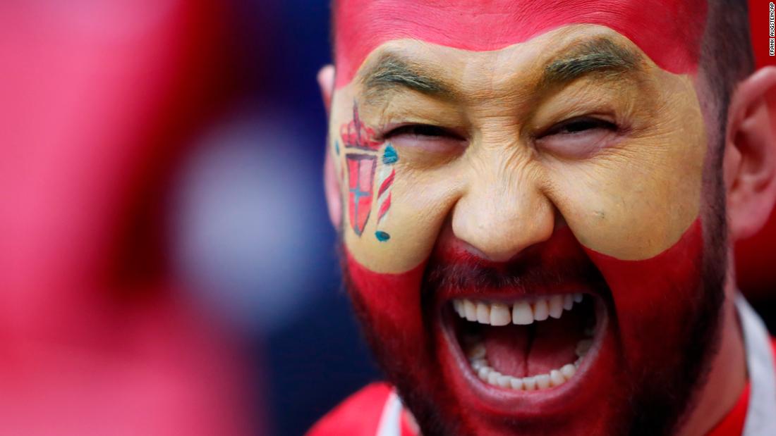 A fan has his face painted with the colors of the Spanish flag on June 20.