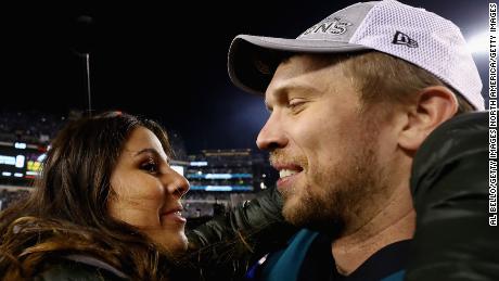 PHILADELPHIA, PA - JANUARY 21:  Nick Foles #9 of the Philadelphia Eagles celebrates his teams win over the Minnesota Vikings with his wife Tori Moore in the NFC Championship game at Lincoln Financial Field on January 21, 2018 in Philadelphia, Pennsylvania. The Philadelphia Eagles defeated the Minnesota Vikings 38-7.  (Photo by Al Bello/Getty Images)