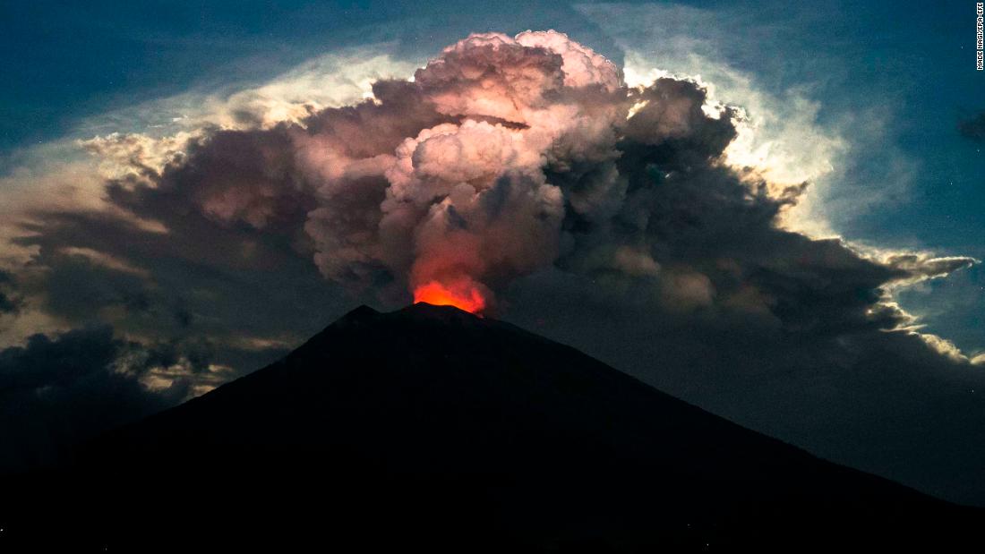 Bali volcano Airport reopens after Mount  Agung  forced 