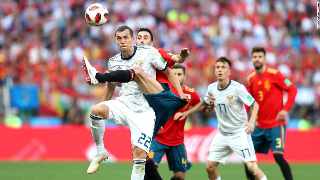 Dzyuba is defended by Sergio Busquets.