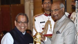 Rajagopalan Vasudevan receives the Padma Shri award from President Ram Nath Kovind in March 2018.