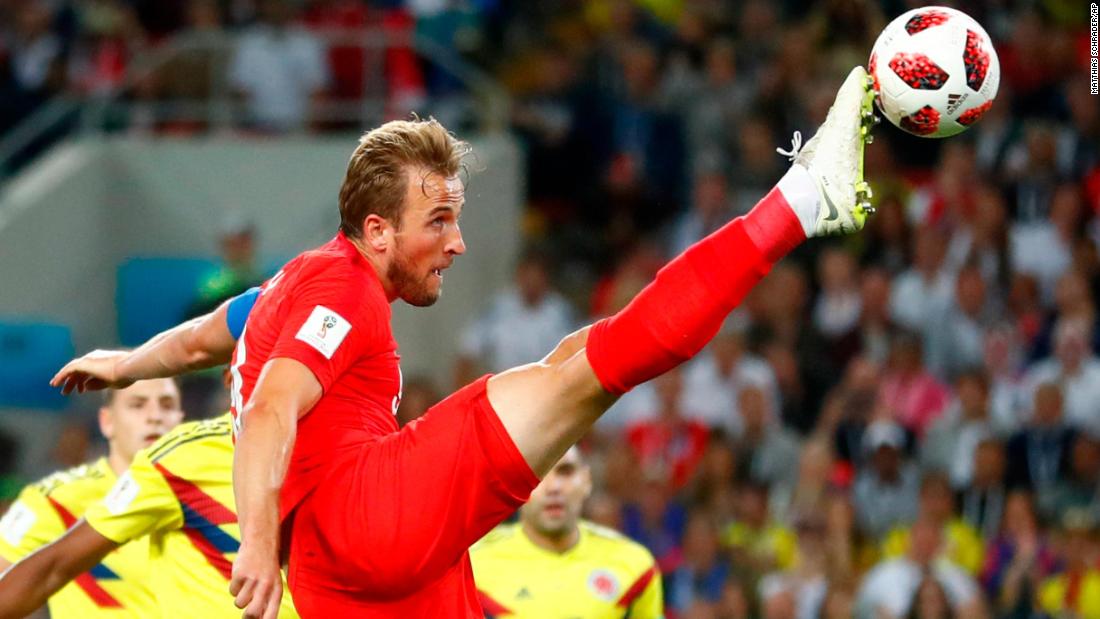 England&#39;s Harry Kane tries to control the ball against Colombia. He scored a penalty during regulation time. It was his tournament-leading sixth goal.