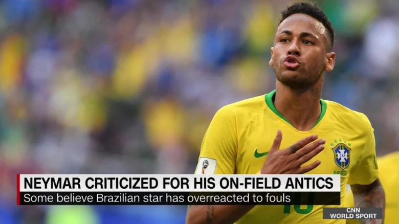 Neymar in the news both on and off the field _00030118