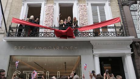  Kylie Minogue, Kate Moss and Stella McCartney at the Stella McCartney flagship store opening party in Mayfair, London in June 2018.