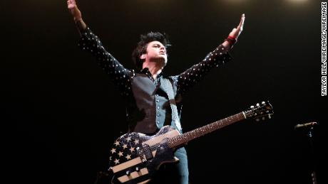 &#39;American Idiot&#39; stunt pits anti-Trump sentiment against soccer in England