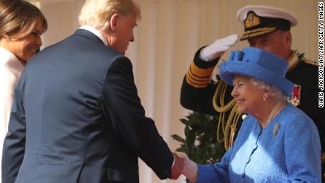 US First Lady Melania Trump (L) stands by as US President Donald Trump (2L) shakes hands with Britain&#39;s Queen Elizabeth II (R) on the dias as they arrive at Windsor Castle in Windsor, west of London, on July 13, 2018 for an engagement on the second day of Trump&#39;s UK visit. - US President Donald Trump launched an extraordinary attack on Prime Minister Theresa May&#39;s Brexit strategy, plunging the transatlantic &quot;special relationship&quot; to a new low as they prepared to meet Friday on the second day of his tumultuous trip to Britain. (Photo by Chris Jackson / POOL / Getty Images)        (Photo credit should read CHRIS JACKSON/AFP/Getty Images)