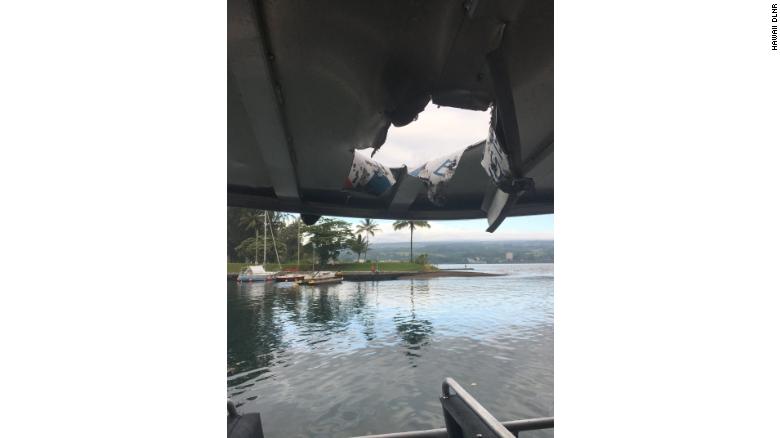 Um pedaço voador de lava rasgou um buraco no telhado de um barco de passeio de lava na segunda-feira na Baía de Kapoho, no Havaí.
