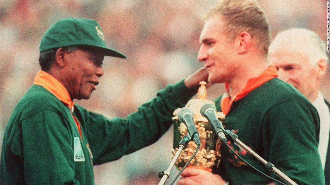 It&#39;s one of rugby&#39;s most iconic images -- South African President Nelson Mandela presenting the World Cup to Springbok captain Francois Pienaar in 1995. The victory helped unite the nation shortly after the end of apartheid. 