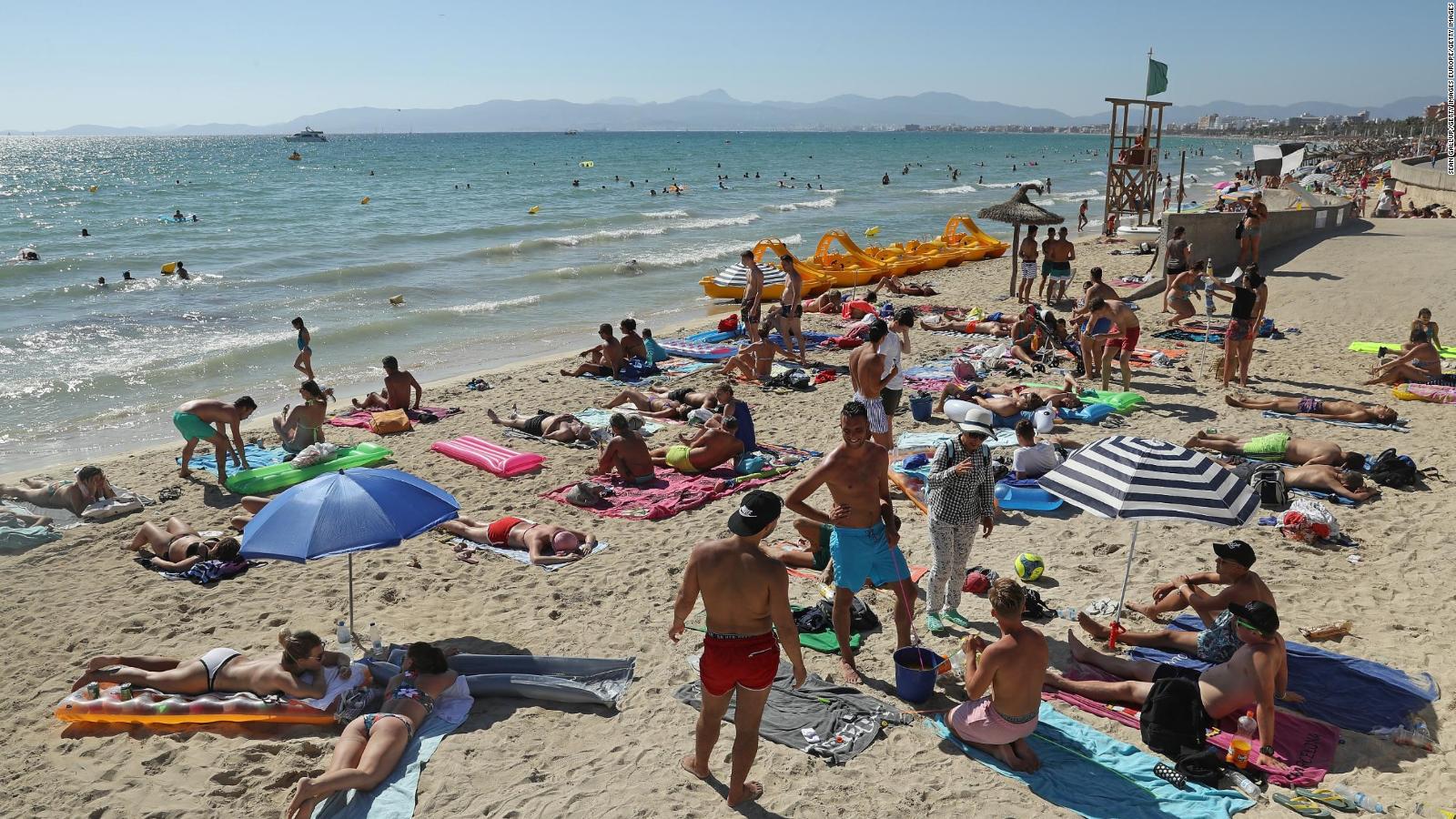 Esta playa española prohibió el toples - CNN Video