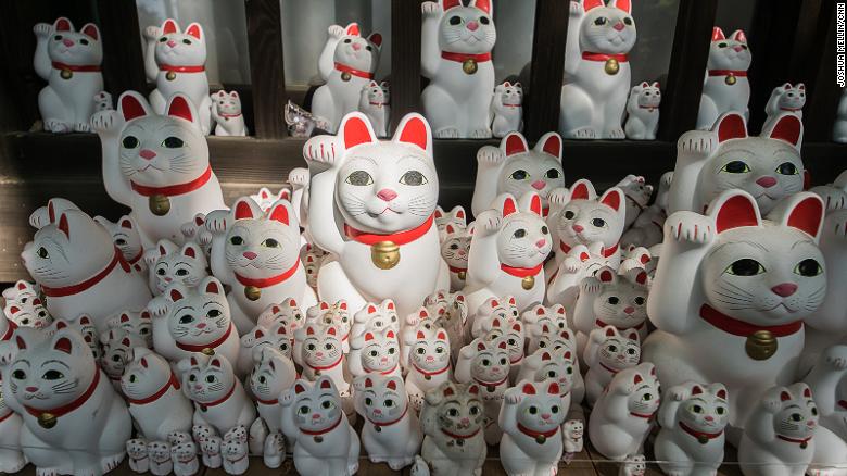 giant waving cat