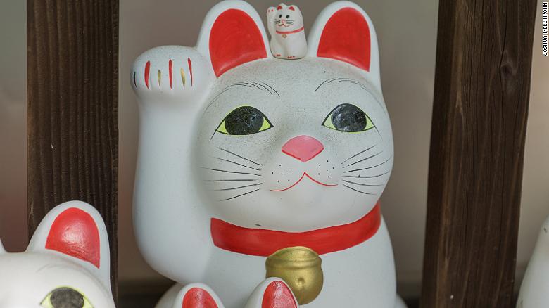 giant waving cat