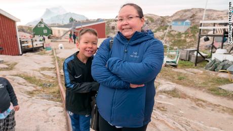 La maestra de escuela Pia Kristensen -vista con su hijo Unu- cree que los icebergs podrían acabar atrayendo turistas.