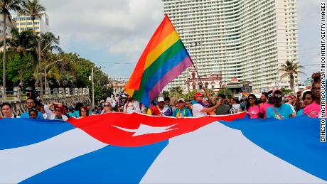 cubain gay sexe lesbiennes strapon orgie