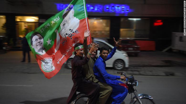 Supporters of Pakistan&#39;s cricketer-turned politician Imran Khan celebrate in Rawalpindi on July 25, 2018.