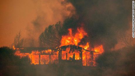 Here & # 39 ;s what you should do if you get trapped by a wildfire