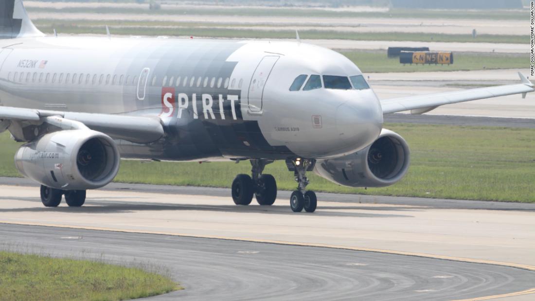 Two wounded Spirit Airlines agents, one hospitalized after a baggage dispute with passengers