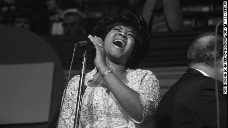 Aretha Franklin actua na Convenção Nacional Democrática de Chicago, a 26 de Agosto de 1968.
