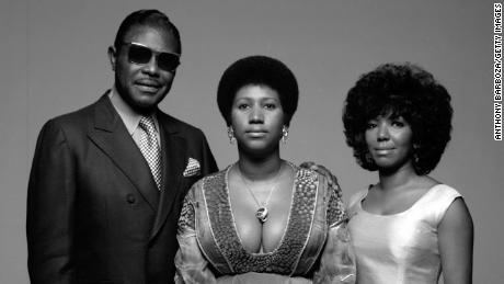 Aretha Franklin se sienta para un retrato con su padre, el predicador baptista apos;CLapos; (nacido Clarence LaVaughn), y su hermana, la también cantante Carolyn, en Nueva York en 1971.