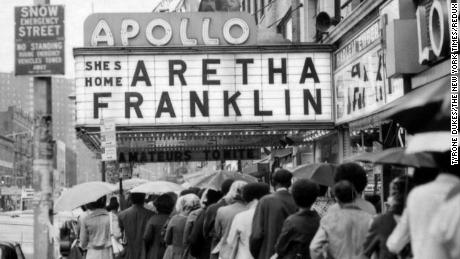 Populações reúnem-se para uma actuação de Franklin no Teatro Apollo, em Nova Iorque, a 3 de Junho de 1971.