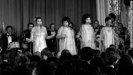 Franklin, en el extremo izquierdo, actúa en la Gala de Inauguración Presidencial de Jimmy Carter el 20 de enero de 1977, en Washington, D.C.