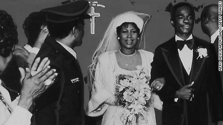 Franklin y Glynn Turman caminan hacia el altar en su boda el 11 de abril de 1978.lt;br /gt;lt;br /gt;lt;emg;Nota del editor: Una versión anterior de este pie de foto identificaba al marido de Franklin como Glynn Russell. Su nombre completo es Glynn Russell Turman.lt;/emgt;