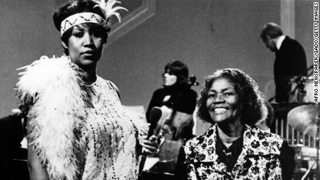 Franklin y Big Mama Thornton actúan juntos en el escenario de la serie de televisión, apos;Omnibus,apos; en 1980.