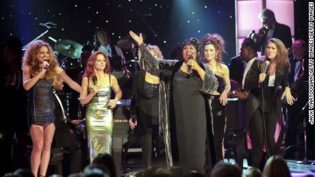 Franklin actúa con, de izquierda a derecha, Mariah Carey, Gloria Estefan, Carole King (oscurecida), Shania Twain y Celine Dion durante el quot;Divas Live - An Honors Concert for VH1 Save the Musicquot; en el Beacon Theater de Nueva York en 1998.