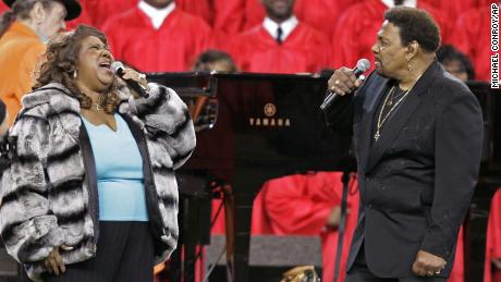 Franklin y Aaron Neville interpretaron el himno nacional antes de la Super Bowl de 2006 en Detroit.