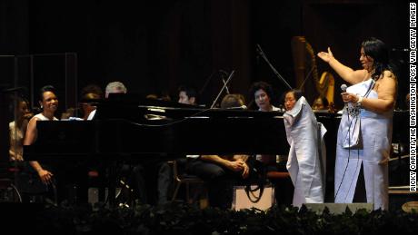 Franklin durante um concerto de 2010, acompanhado pela antiga Secretária de Estado Condoleezza Rice (extrema esquerda) ao piano e à Orquestra de Filadélfia.