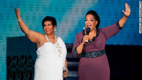 Franklin i Oprah Winfrey podczas nagrywania z udziałem gwiazd quot;Surprise Oprah! A Farewell Spectacular,quot; w Chicago w 2011 roku.