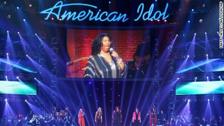 Franklin, visto no ecrã, na cota; American Idolquot; final em 2013.