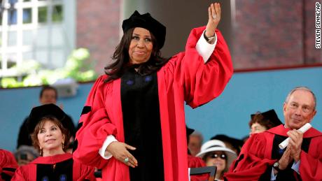 Franklin saluda de pie para recibir el título de Doctor Honoris Causa de la Universidad de Harvard en 2014.