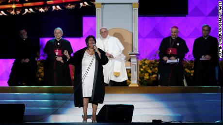 Papież Franciszek przygląda się, jak Franklin występuje podczas Festiwalu Rodzin 2015 w Filadelfii, w stanie Pensylwania.