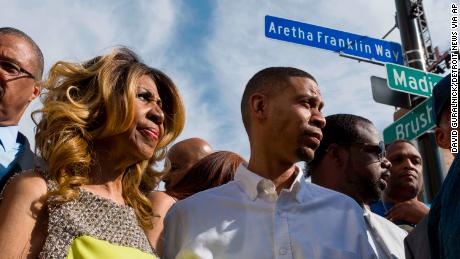 Franklin i jej syn Kecalf Cunningham stoją pod nowo odsłoniętym znakiem ulicznym nazwanym na jej cześć poza Detroitapos;s Music Hall w 2017 r.