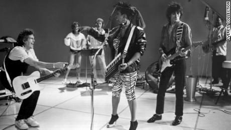 Franklin executa quot;Jumpinapos; Jack Flashquot; com Keith Richards e Ron Wood of the Rolling Stones em 1986.