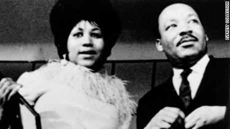 Franklin fotografiada con el Dr. Martin Luther King, Jr. a finales de los 60apos;s. En 1968 se le pidió que actuara en el funeral de Kingapos, donde cantó una conmovedora interpretación de quot;Precious Lord, Take Thy Hand.quot;